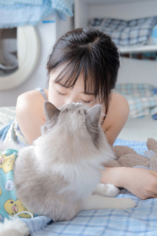 没戴奶罩两个乳头突出来