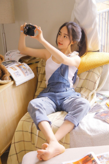 萝莉拿黄瓜
